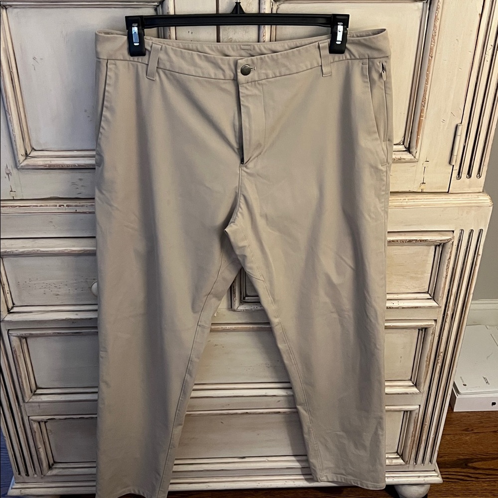 lululemon athletica Men's Chinos in Light Beige